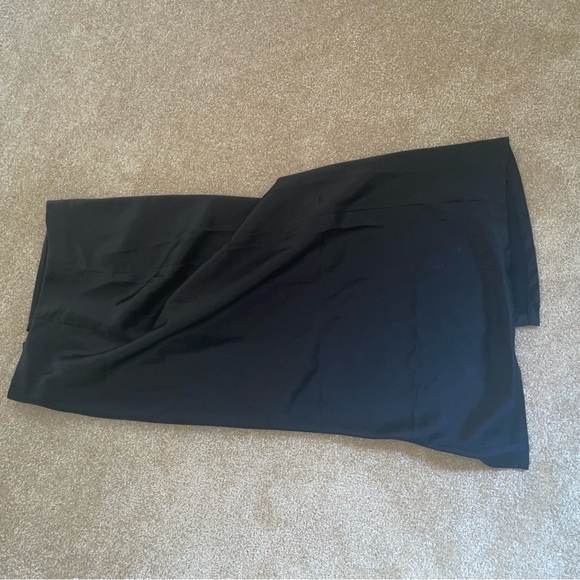 Urban outfitters, black silk midi skirt with a slit in the side - Picture 4 of 4